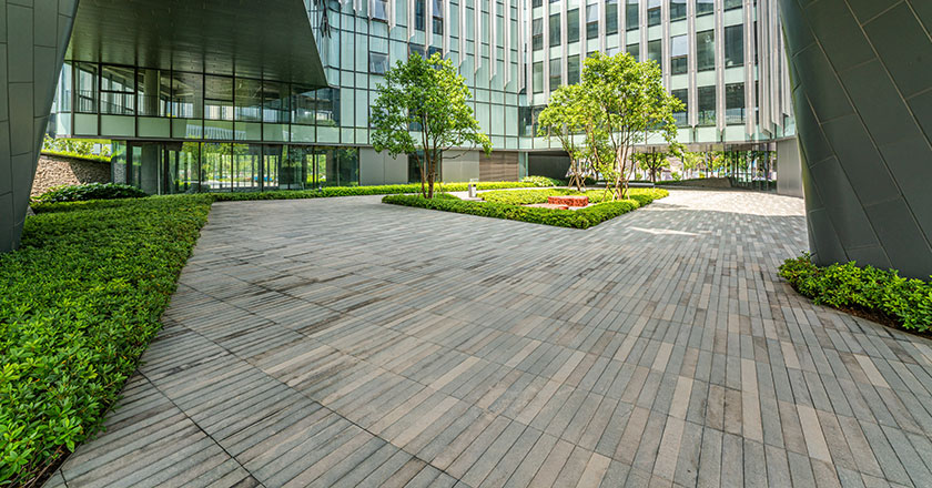 Eine Liege die in einem Garten mit Pool steht