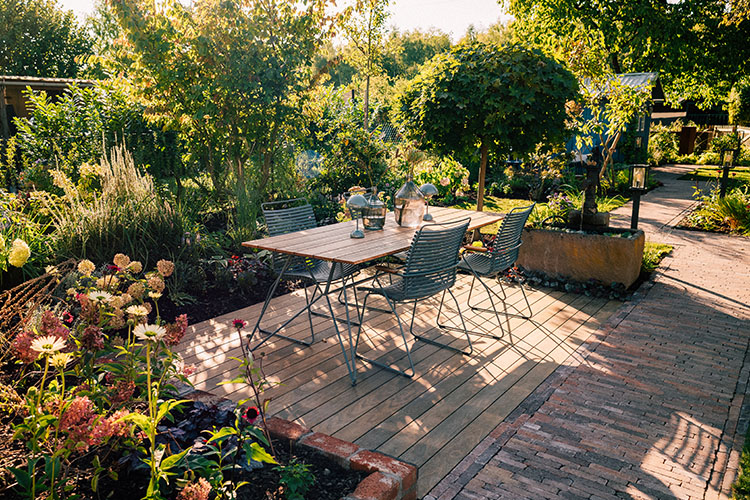 Terrase dekoriert und beleuchtet