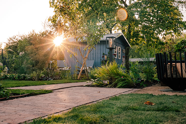 Terrasse mit Kebony Holz und Betonsteineinfassung