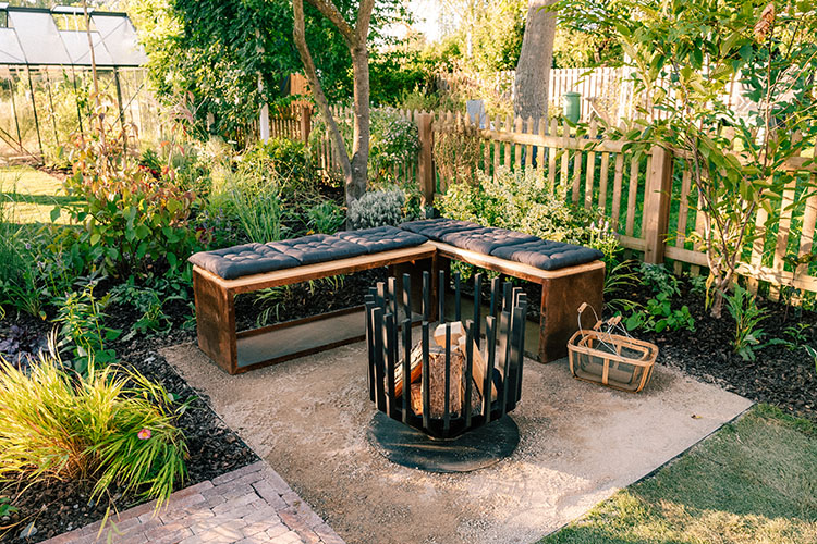 Terrase dekoriert und beleuchtet