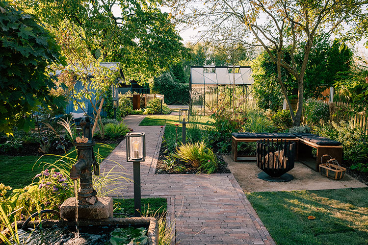 Terrase dekoriert und beleuchtet