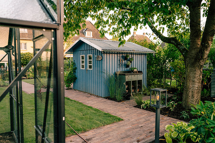 Terrase dekoriert und beleuchtet