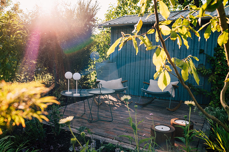 Terrasse mit Kebony Holz und Betonsteineinfassung
