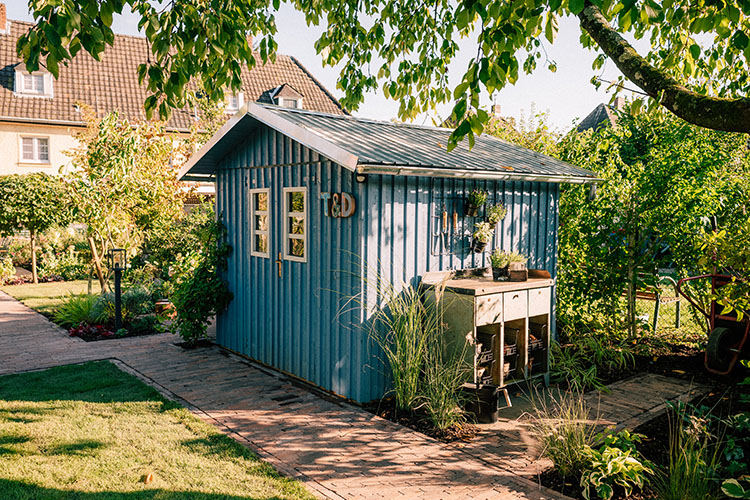 Terrase dekoriert und beleuchtet