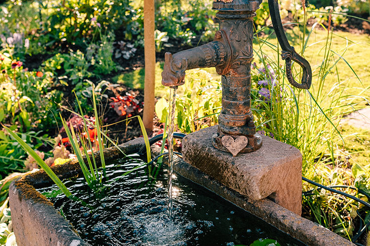 Terrase dekoriert und beleuchtet